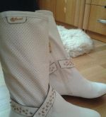 Biele dierkované čižmy