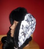 Štýlová ušianka z králika s brmbolcami a zdobená kamienkami. Čierna