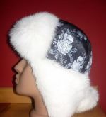 Štýlová ušianka z králika s brmbolcami. Farba kožušiny naturálna biela